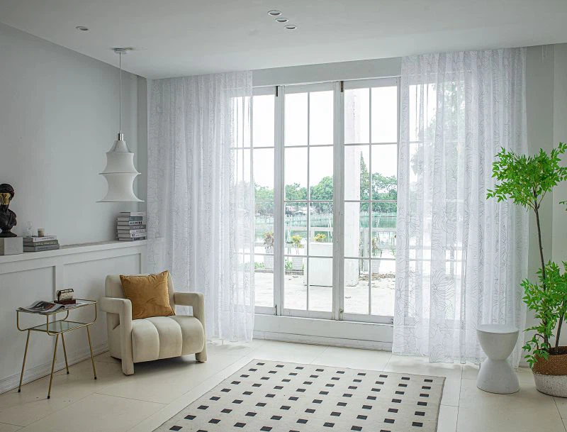 Doli stoffen gordijn met grote bloem en zilverfolie